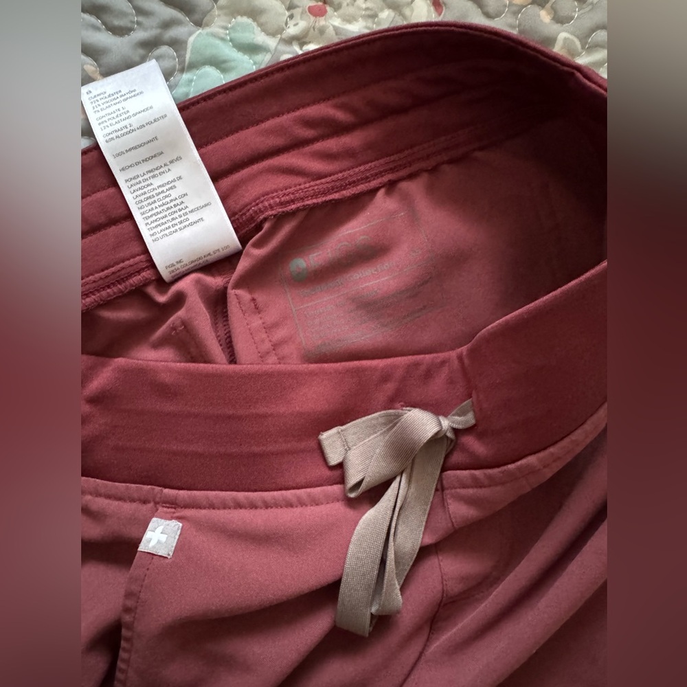 Figs Pants, XS Zamora jogger Dark Cherry - Picture 6 of 7